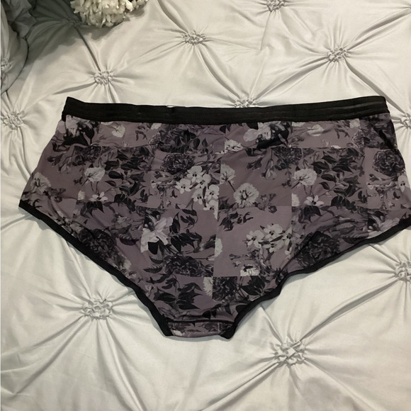 NWT - Torrid Second Skin Brief - Black & Grey Flower Pattern - Size 4! - Picture 2 of 4